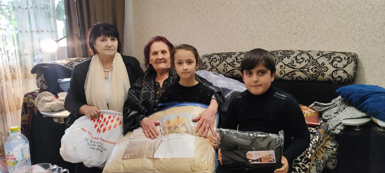 Работники социального учреждения в Кизилюрте посетили ветерана Валентину Оникиенко